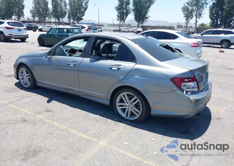 2012 Mercedes-Benz C 250 Luxury/Sport z USA, uszkodzony, nr VIN WDDGF4HB3CR233709